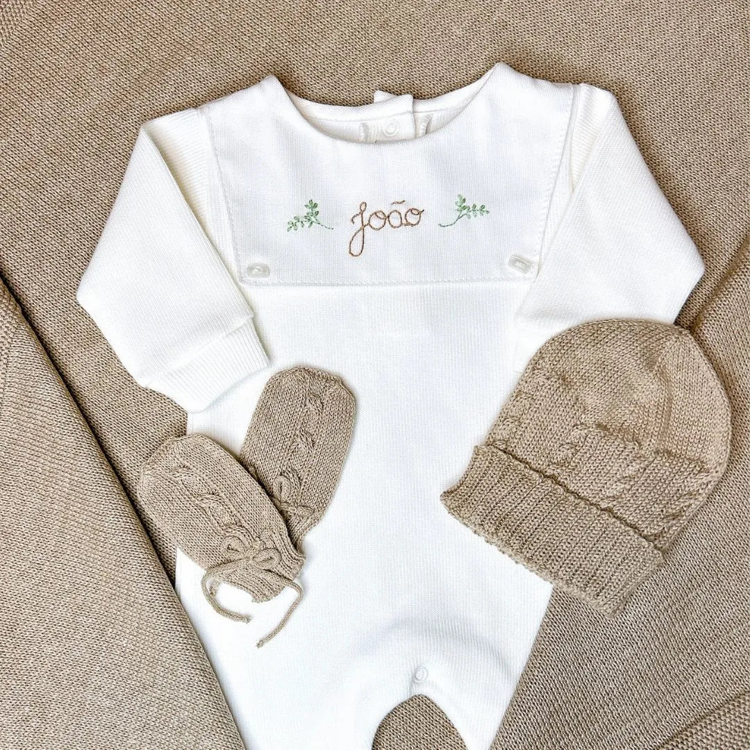 macacão luiz personalizado em tricot branco, com pala lisa e botões de pressão, pronto para bordado do nome