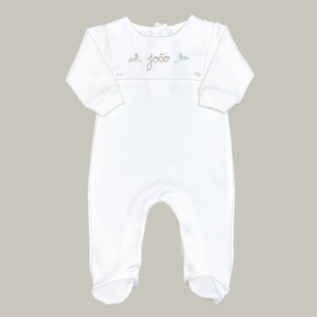 macacão luiz personalizado em tricot branco, com pala lisa e botões de pressão, pronto para bordado do nome