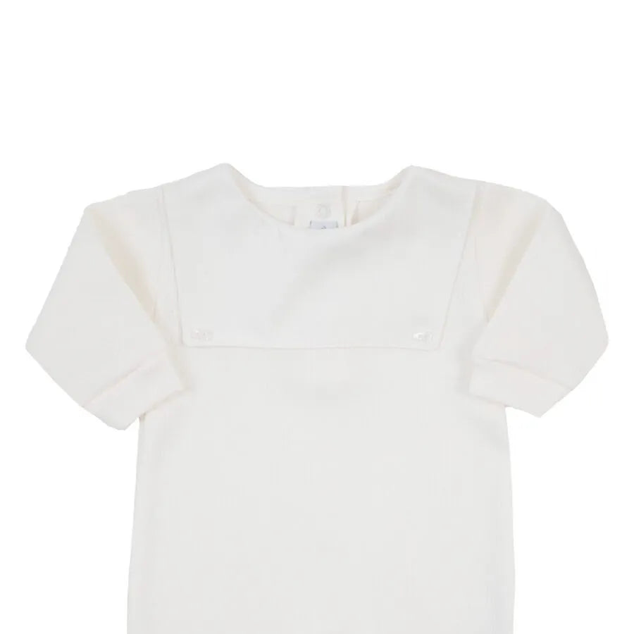 macacão luiz offwhite em malha lisa, manga longa, com pala quadrada frontal lisa e botões de pressão