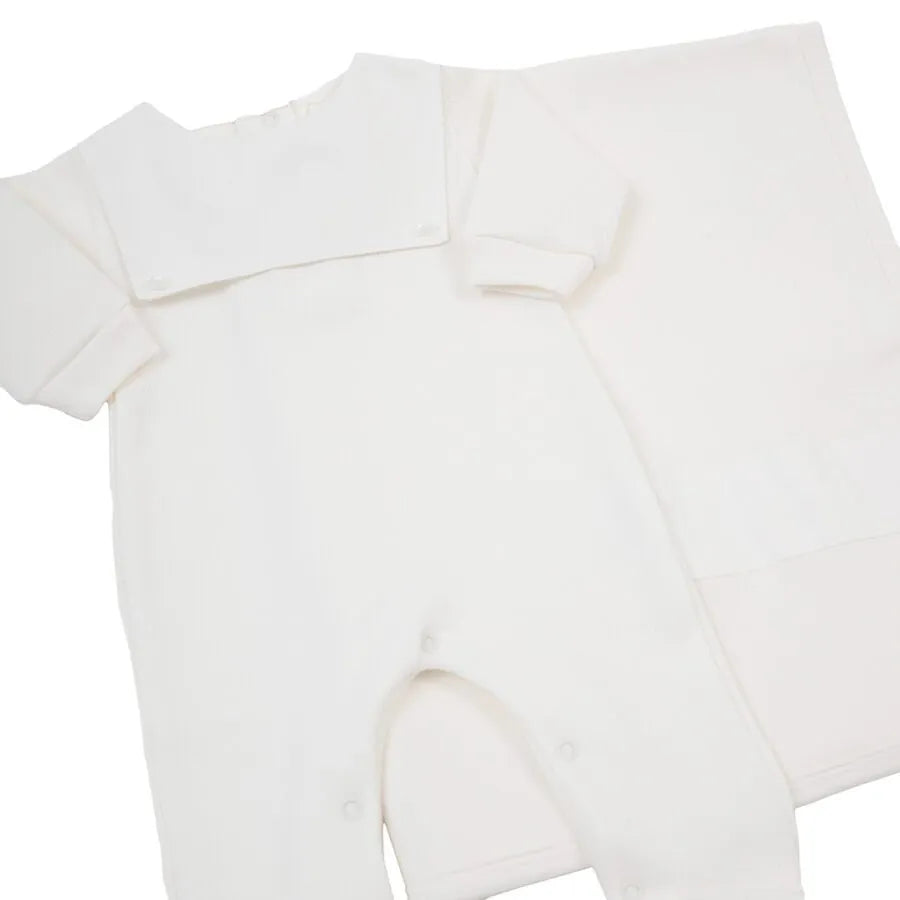 macacão luiz offwhite em malha lisa, manga longa, com pala quadrada frontal lisa e botões de pressão