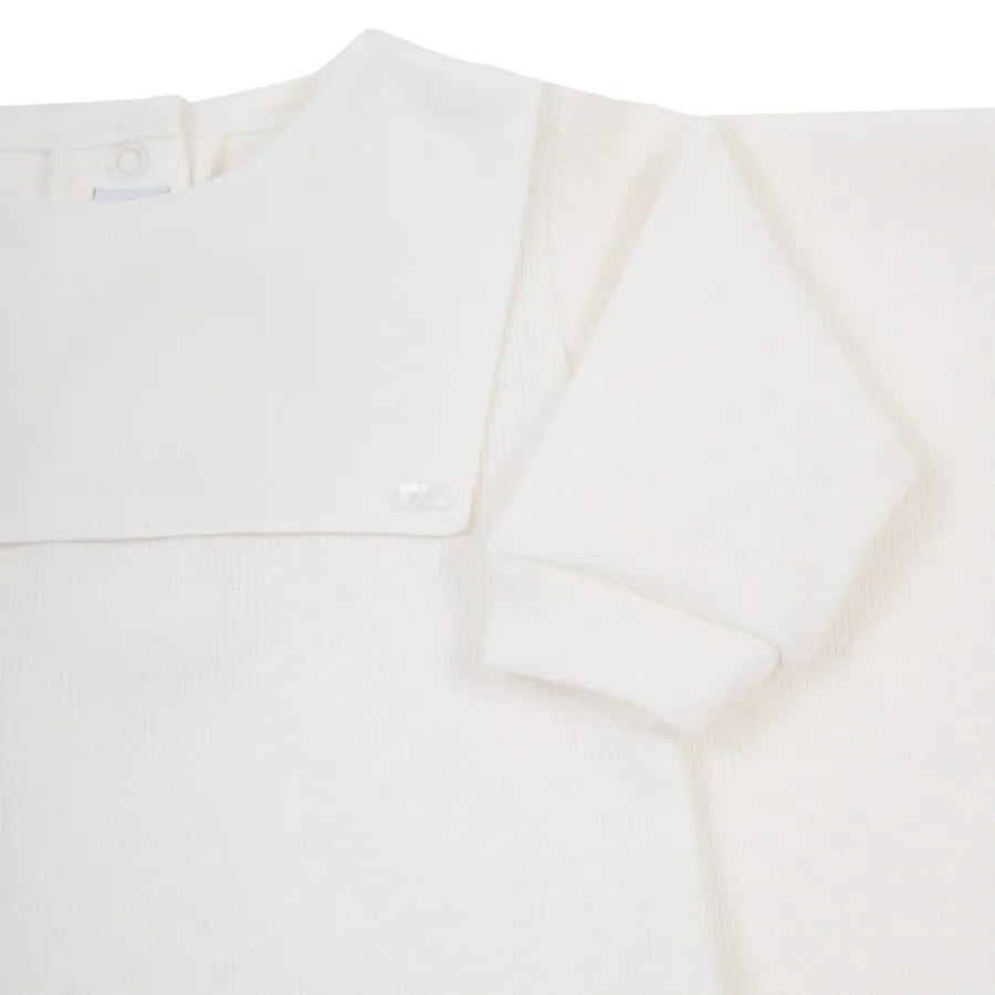 macacão luiz offwhite em malha lisa, manga longa, com pala quadrada frontal lisa e botões de pressão