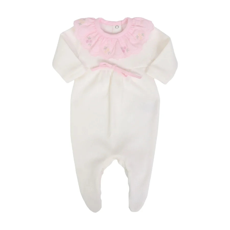 macacão melina off-white inteiro com gola rosa de babado bordada e fita rosa ajustável na cintura 