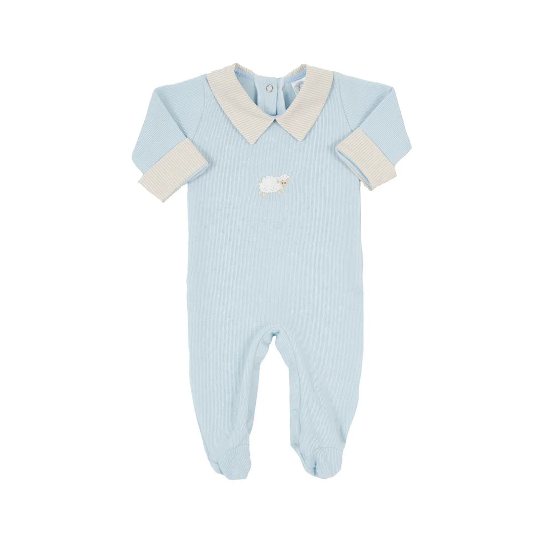 macacão ovelha em algodão azul bebê de corpo inteiro, com pés fechados, gola listrada e bordado central de ovelhinha branca
