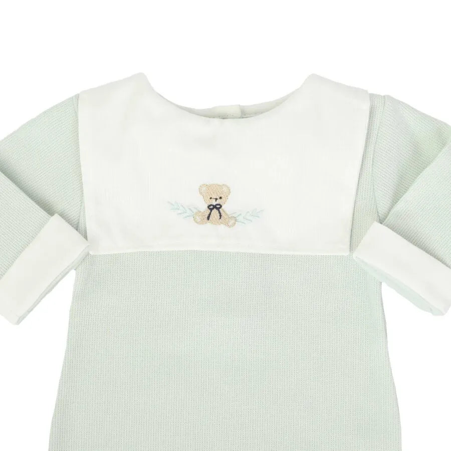 macacão pedro verde malva canelado com babador branco, bordado de urso anjo no centro e punhos virados