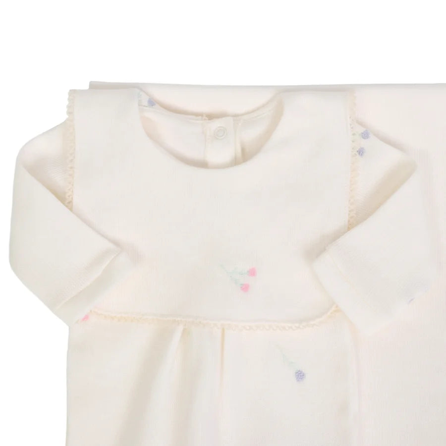 macacão primavera off-white com pala fixa e bordados delicados de pequenas flores coloridas na parte frontal 