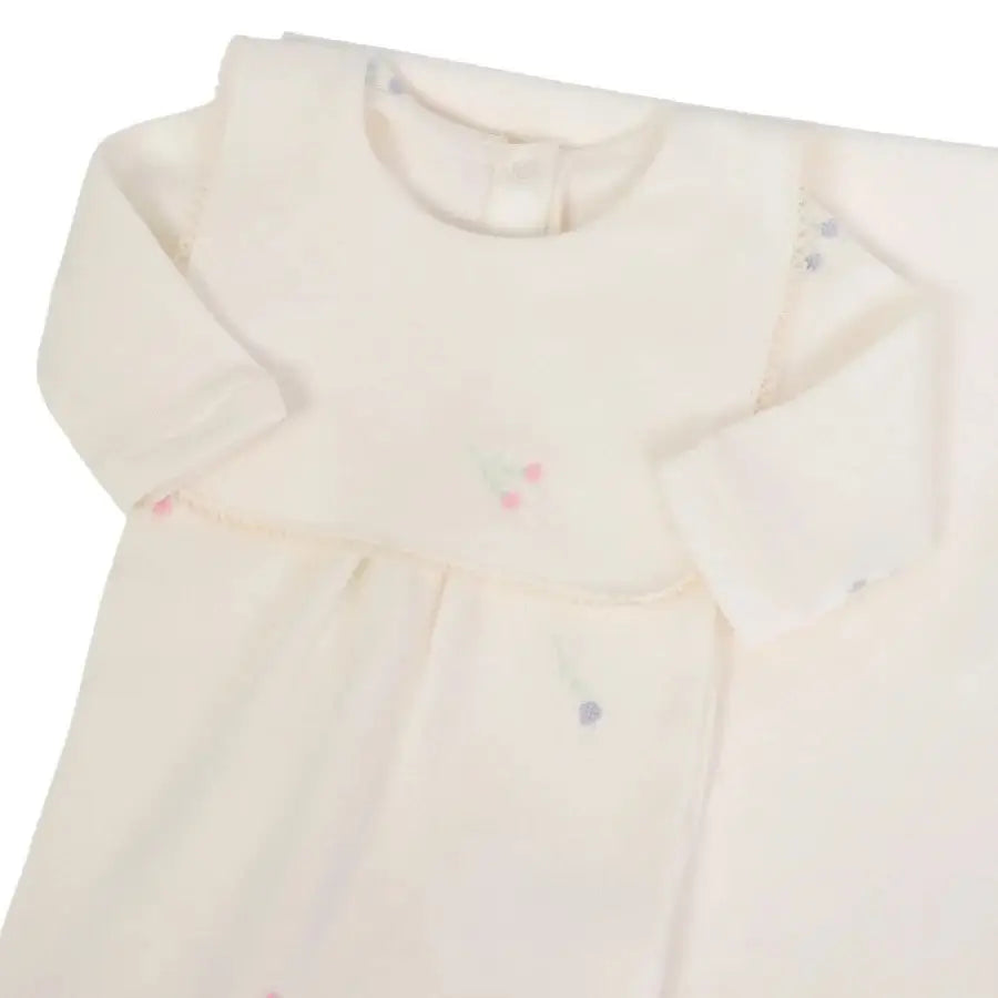 macacão primavera off-white com pala fixa exibindo bordados florais delicados e acabamento em ponto decorativo