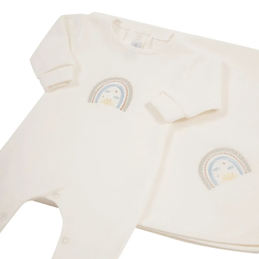 macacão rainbow off-white de manga longa com gola redonda e bordado delicado de arco íris no centro