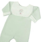 macacão ramalhete verde malva inteiro com pala branca rendada e bordado central de flores em tons pastel