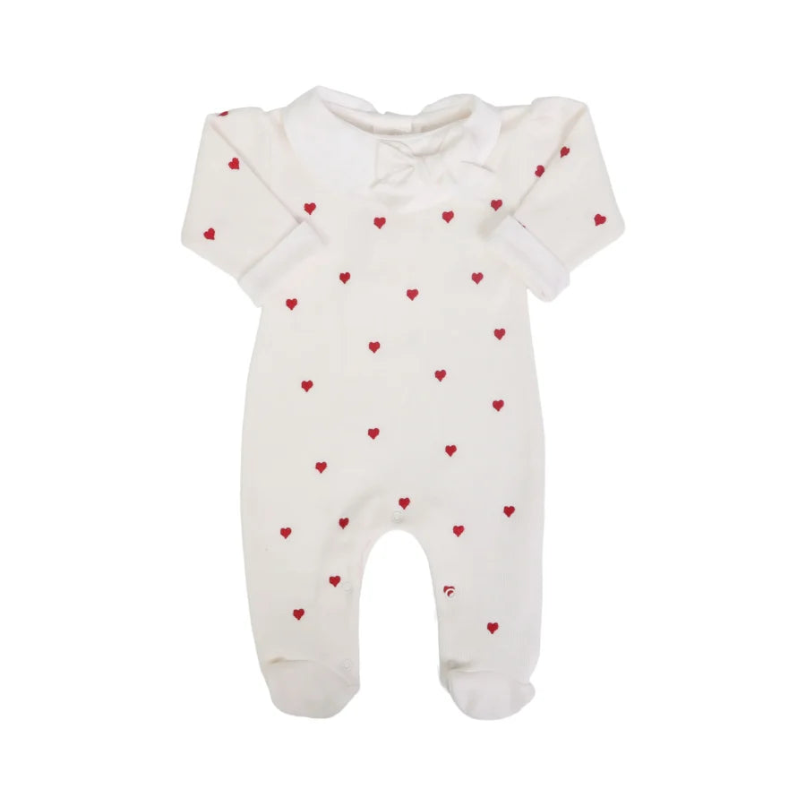 macacão rita off-white com gola peter pan e bordado de pequenos corações vermelhos por toda a peça