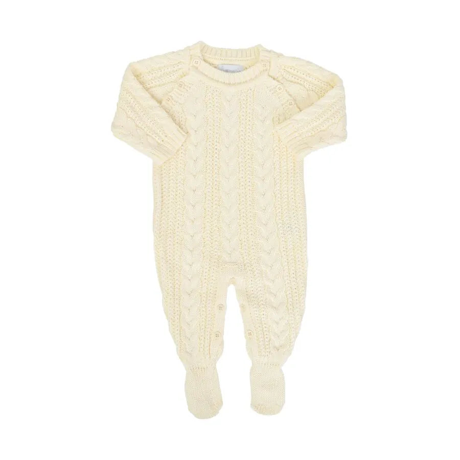 macacão sorrento amarelo bebê em tricô com tranças frontais e detalhes texturizados em tom suave de amarelo