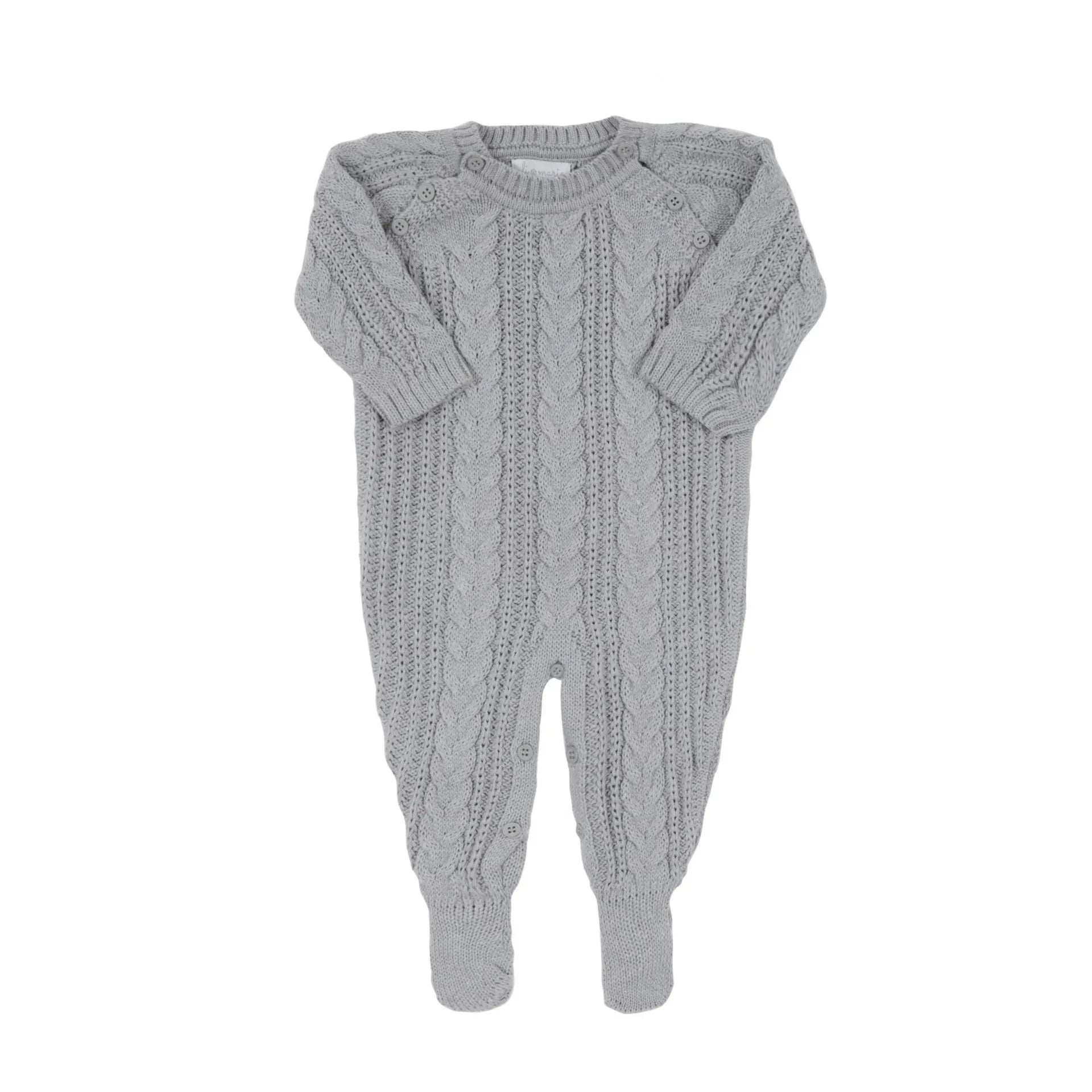 macacão sorrento cinza claro de tricô com manga longa, todo trabalhado em tranças verticais e botões