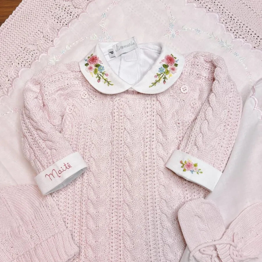 macacão sorrento rosa bebê em tricô com padrão de tranças frontais e botões nos ombros para facilitar o vestir