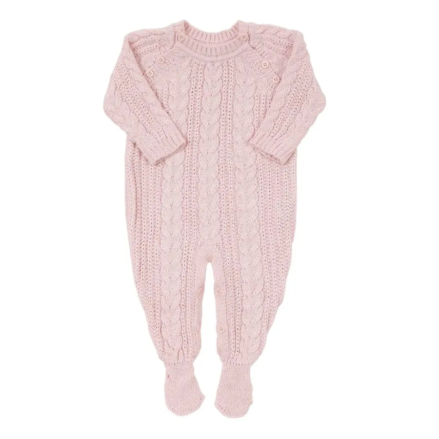 macacão sorrento rosa bebê em tricô com padrão de tranças frontais e botões nos ombros para facilitar o vestir