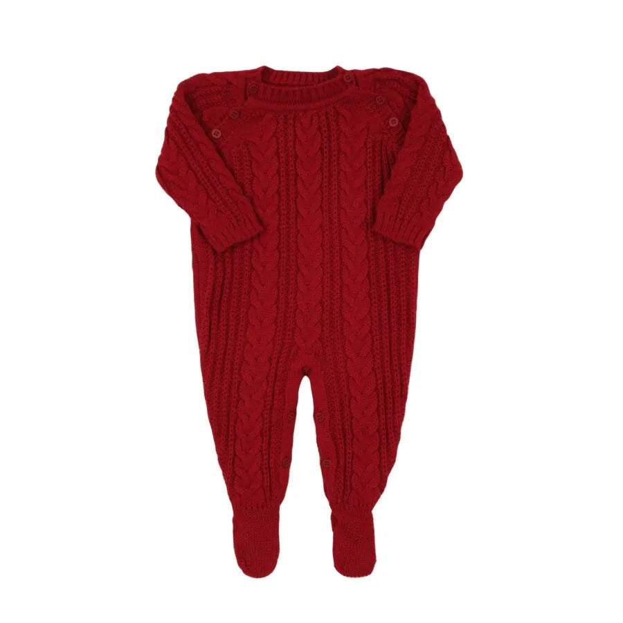 macacão sorrento vermelho de tricô com manga longa, fechamento com botões e detalhes em tranças verticais