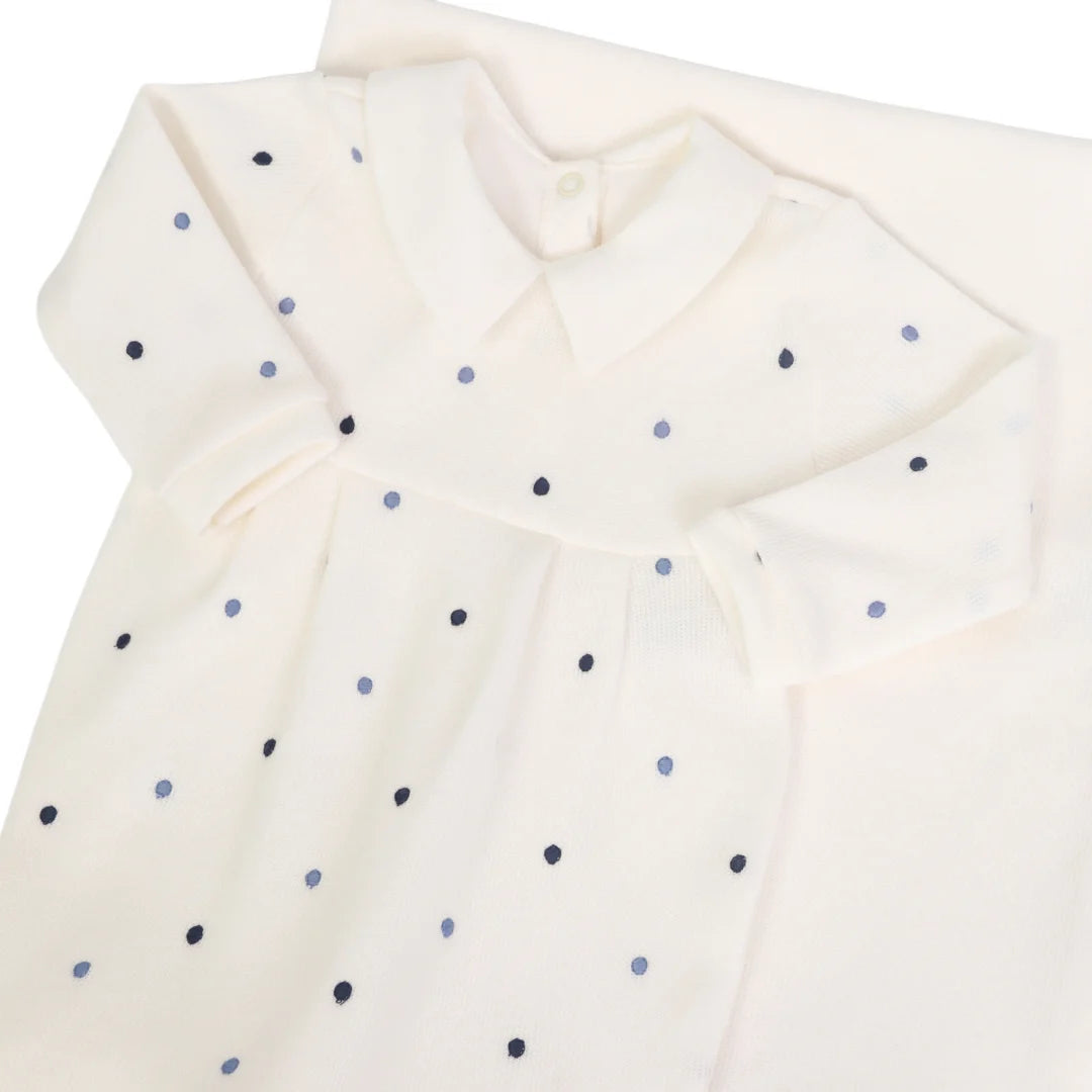 macacão theo off-white com gola clássica e bordado de poás azul marinho e azul claro distribuídos pela peça