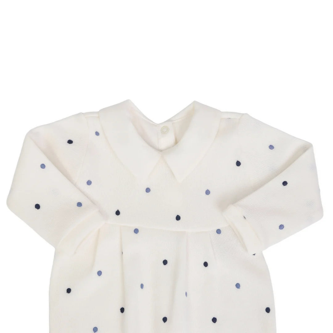 macacão theo off-white inteiro com gola tradicional e detalhes bordados em poás azul claro e azul escuro