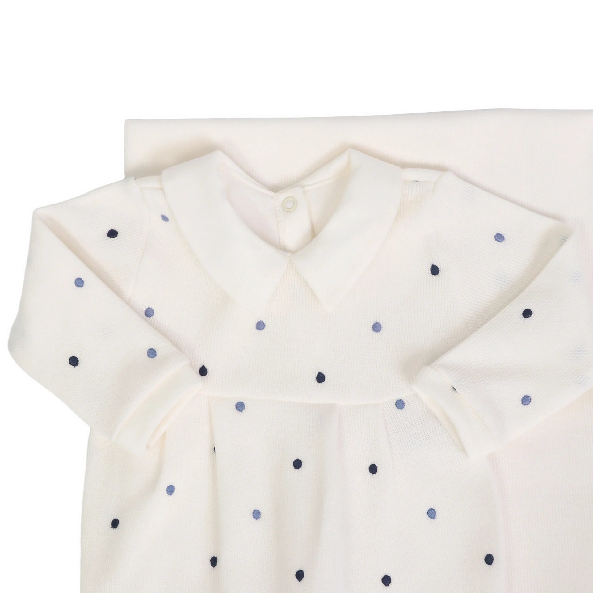 macacão theo off-white com gola polo e poás bordados em azul marinho e azul claro, acabamento delicado