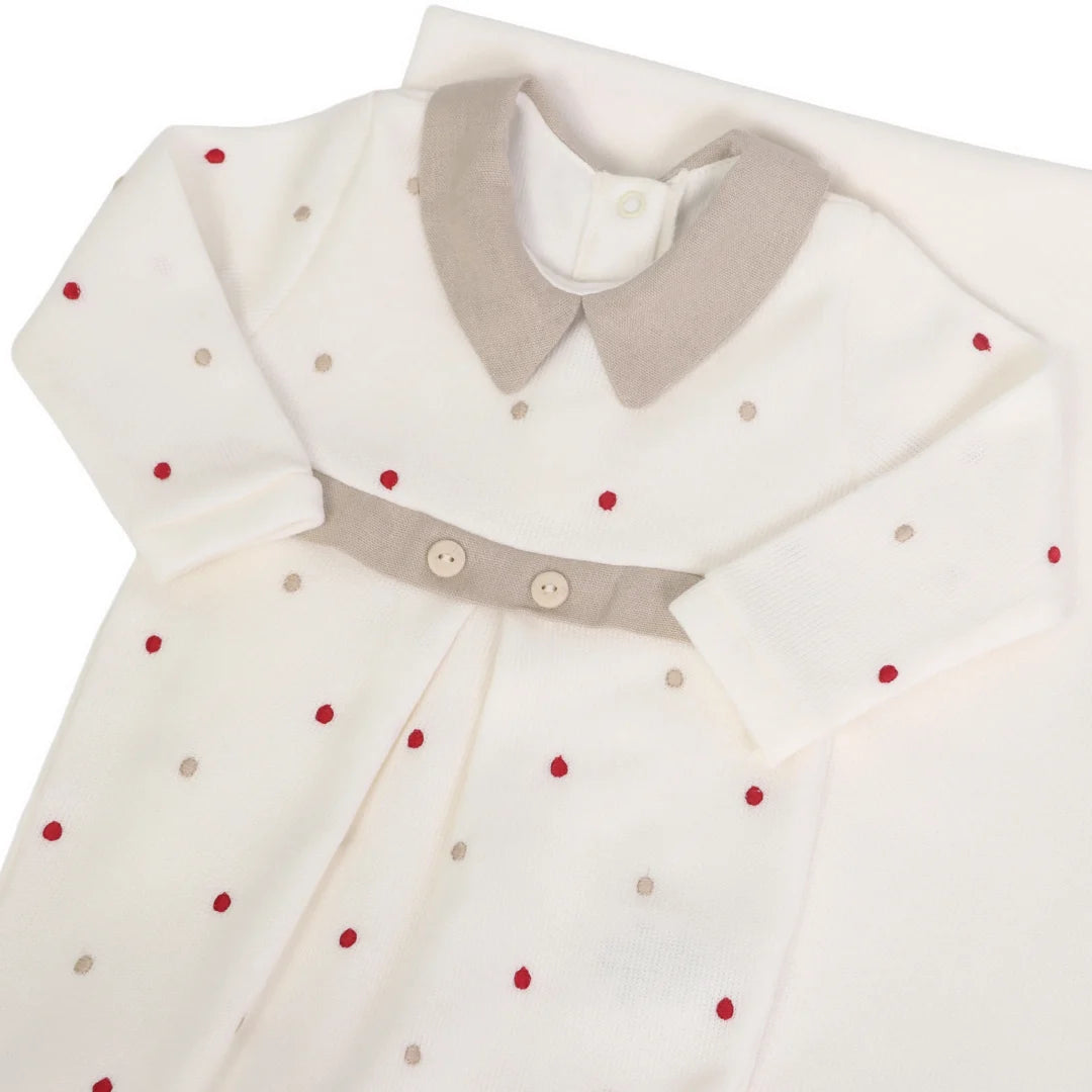 macacão theo off-white e bege com gola e faixa bege, bordado de poás vermelhos e beges e botões decorativos na cintura