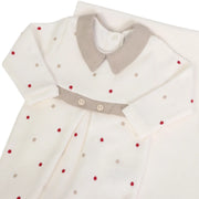 macacão theo off-white e bege com gola e faixa bege, bordado de poás vermelhos e beges e botões decorativos na cintura
