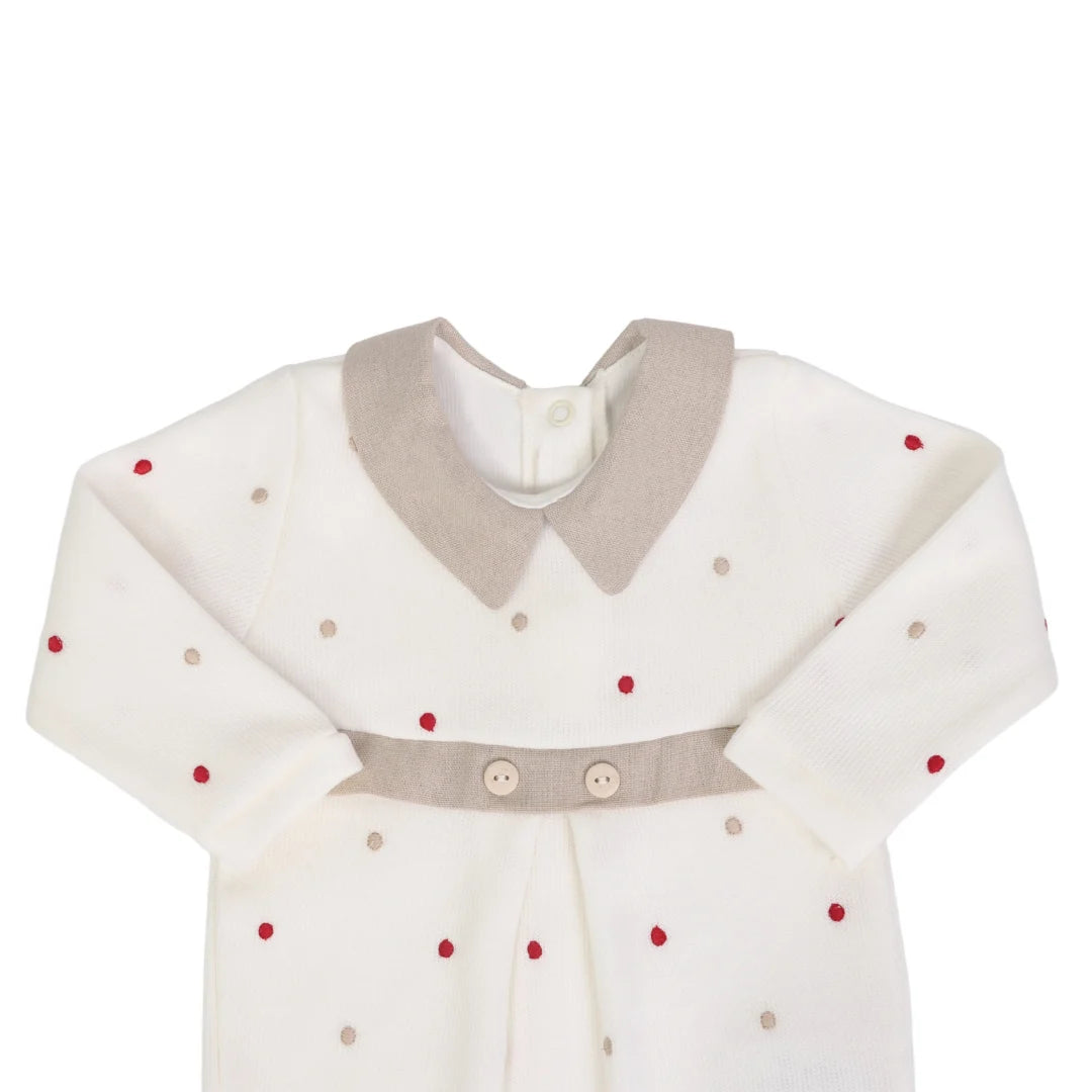 detalhe do macacão theo off-white e bege mostrando gola e faixa bege com botões e bordado de poás coloridos