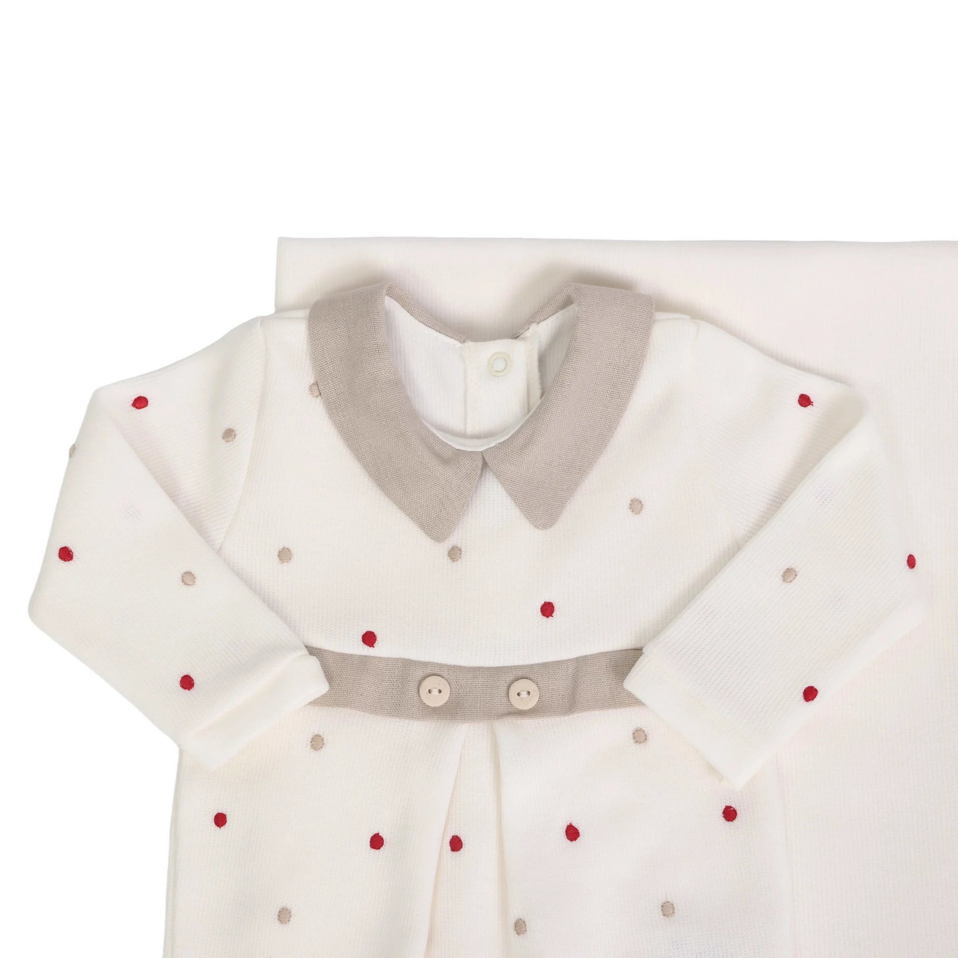 macacão theo off-white e bege com gola contrastante, faixa com botões e poás bordados em tons de vermelho e bege