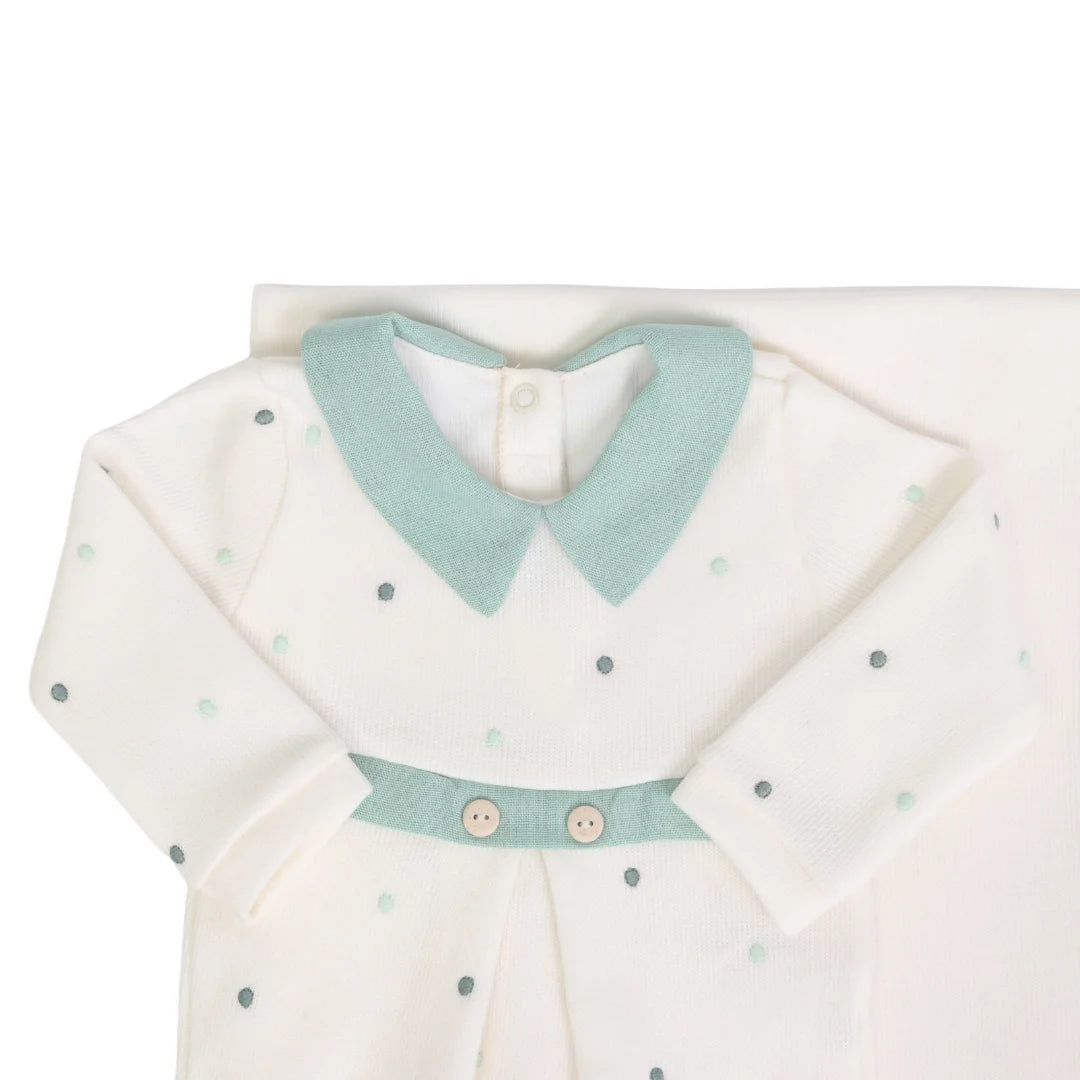 macacão theo off-white e verde com gola e faixa verde menta, bordado de poás verde e cinza e botões decorativos na cintura