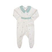 macacão theo off-white e verde com gola clássica e faixa com botões, bordado de poás em tons suaves de verde e cinza