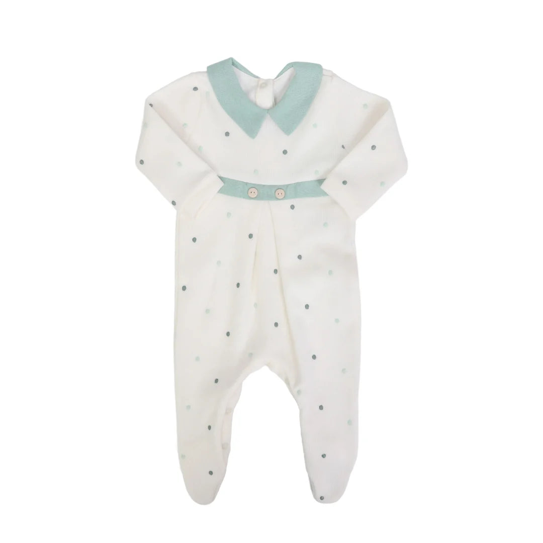 macacão theo off-white e verde com gola clássica e faixa com botões, bordado de poás em tons suaves de verde e cinza