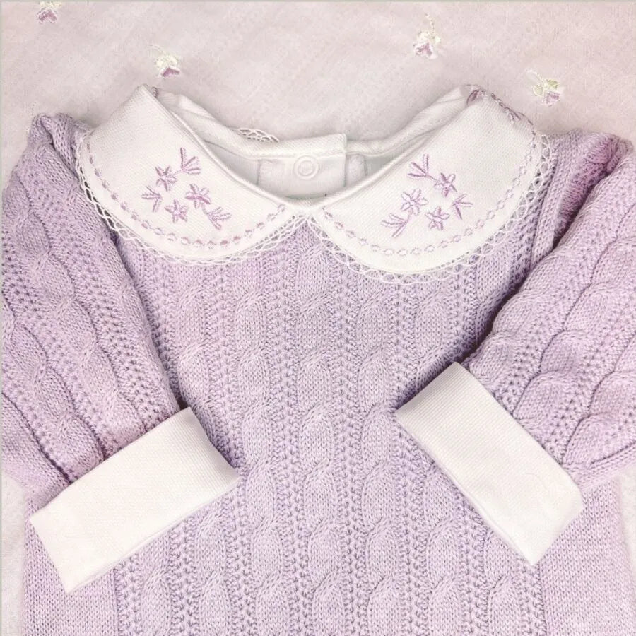 macacão trança lilás em tricô com padronagem de tranças verticais e punhos canelados delicados