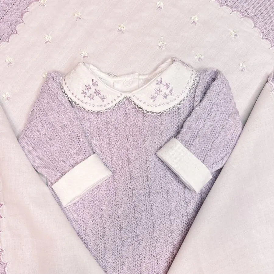 macacão trança lilás em tricô com padronagem de tranças verticais e punhos canelados delicados