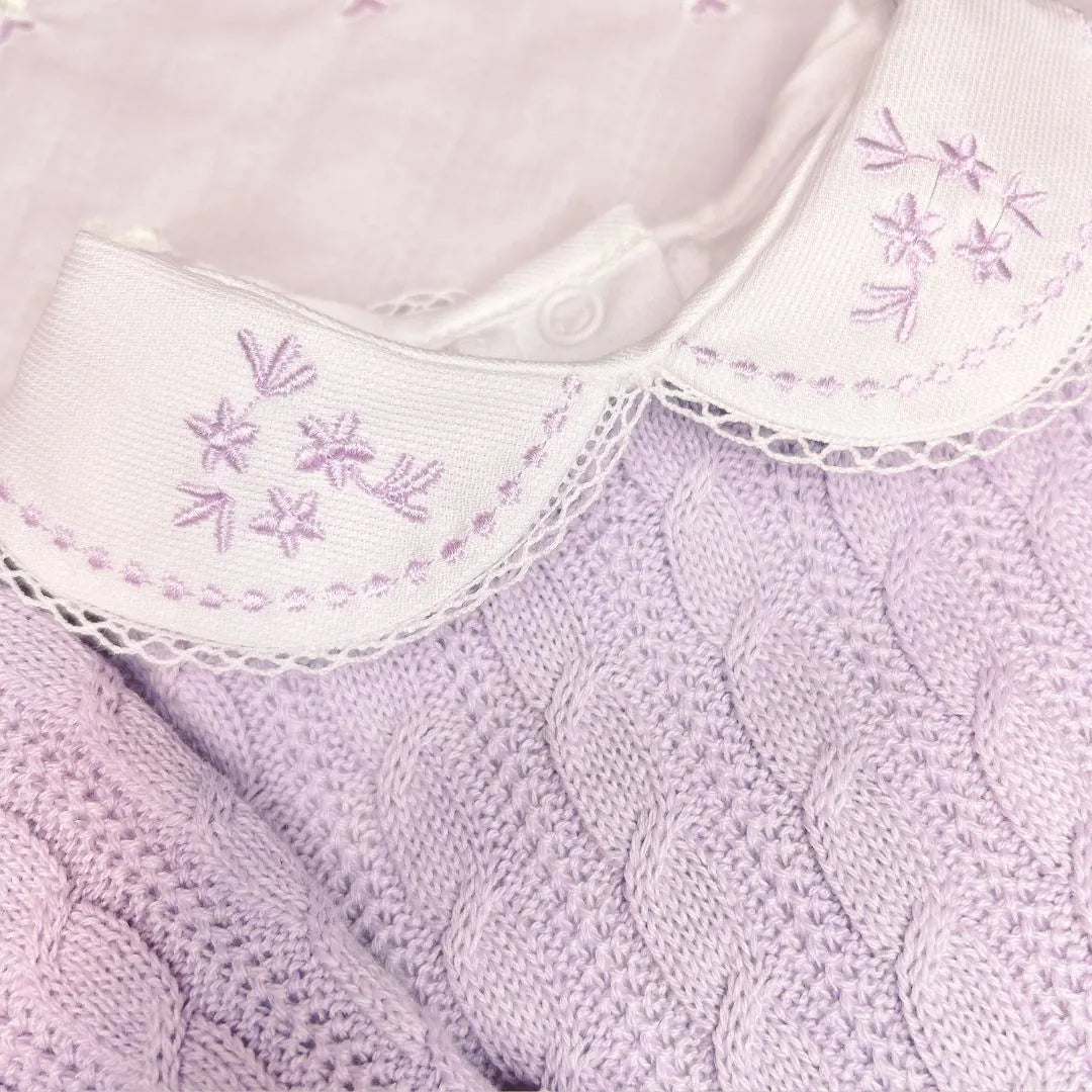 macacão trança lilás em tricô com padronagem de tranças verticais e punhos canelados delicados