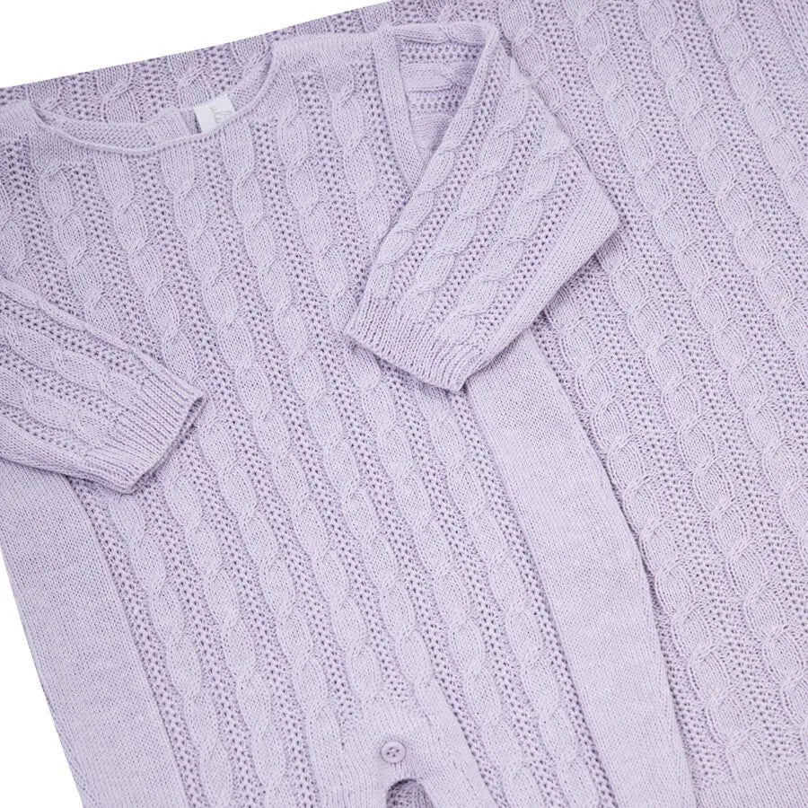 macacão trança lilás em tricô com padronagem de tranças verticais e punhos canelados delicados