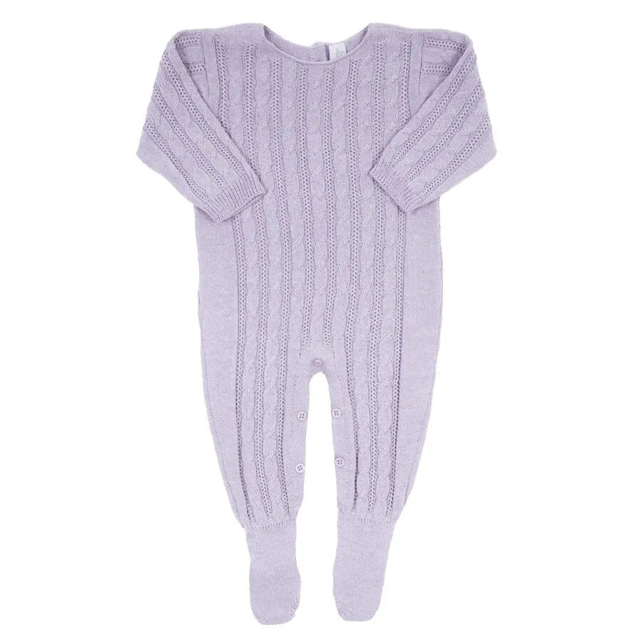 macacão trança lilás em tricô com padronagem de tranças verticais e punhos canelados delicados