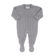 macacão uli cinza em tricô com padronagem de tranças verticais e botões nos ombros e entrepernas