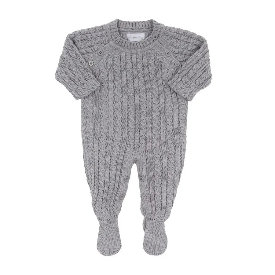 macacão uli cinza em tricô com padronagem de tranças verticais e botões nos ombros e entrepernas