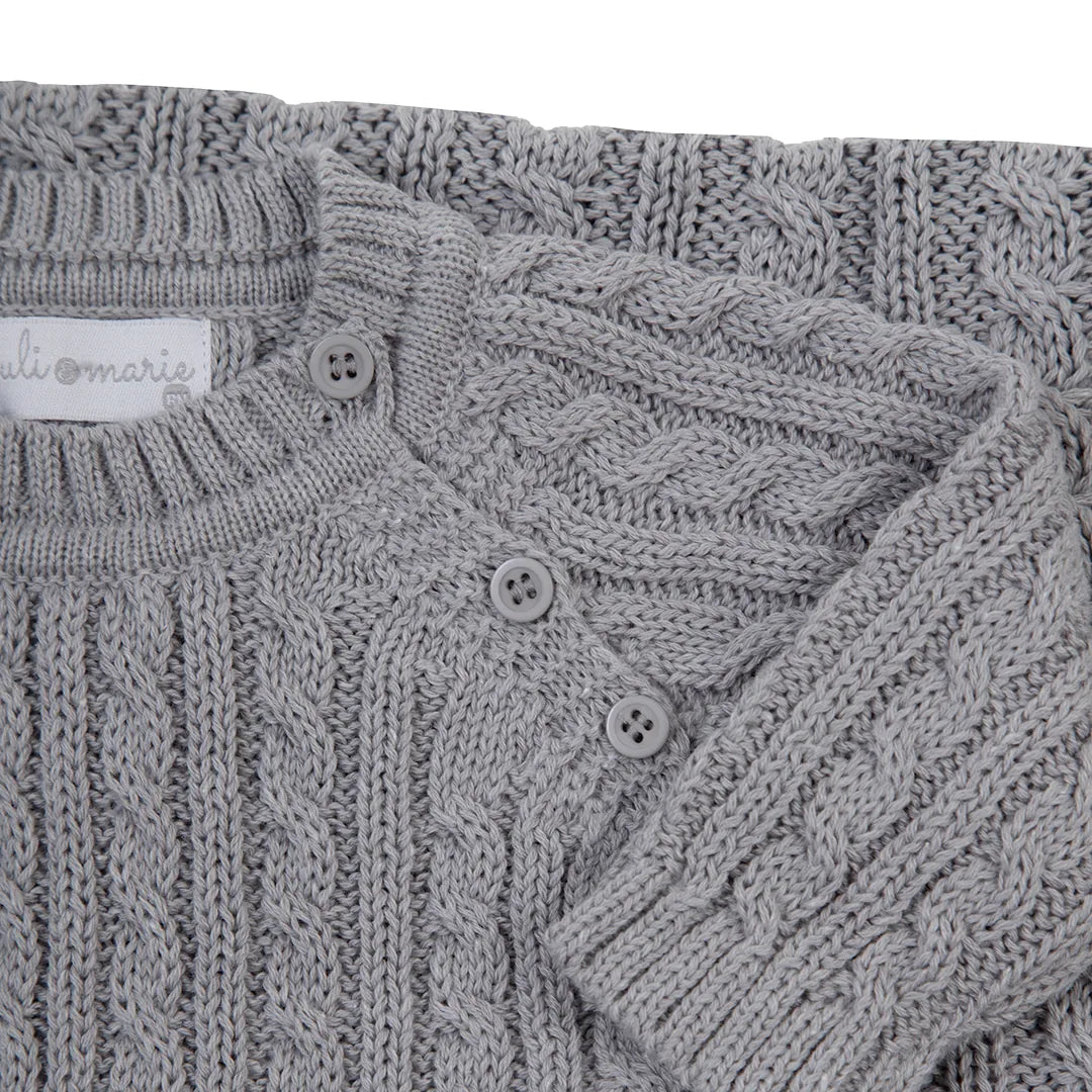 macacão uli cinza em tricô com padronagem de tranças verticais e botões nos ombros e entrepernas