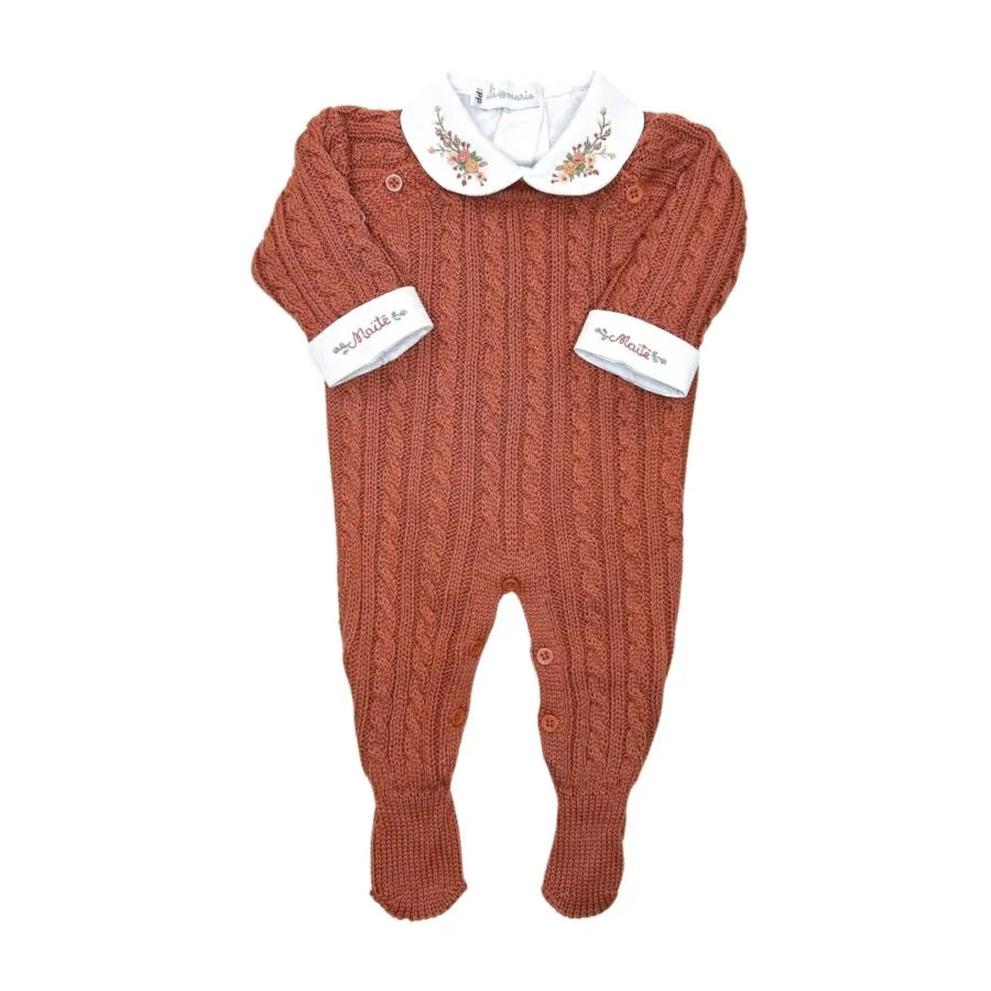 macacão uli terracota em tricot com body branco personalizado, gola e punhos bordados de flores delicadas
