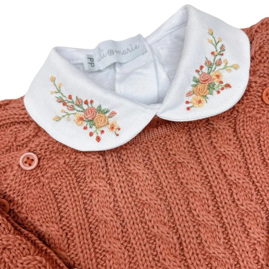 macacão uli terracota em tricot com body branco personalizado, gola e punhos bordados de flores delicadas