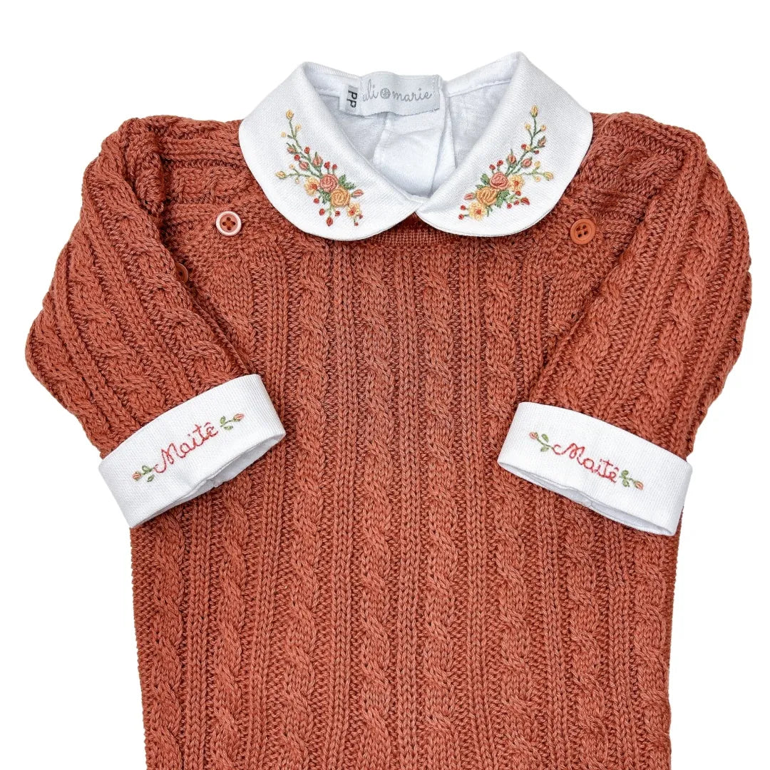 macacão uli terracota em tricot com body branco personalizado, gola e punhos bordados de flores delicadas