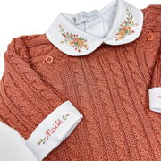 macacão uli terracota em tricot com body branco personalizado, gola e punhos bordados de flores delicadas