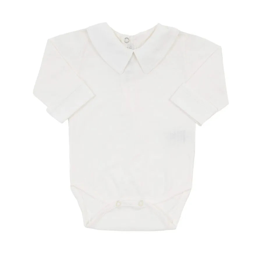 macacão urso branco com suspensórios taupe e bordado de rosto de urso na parte superior central