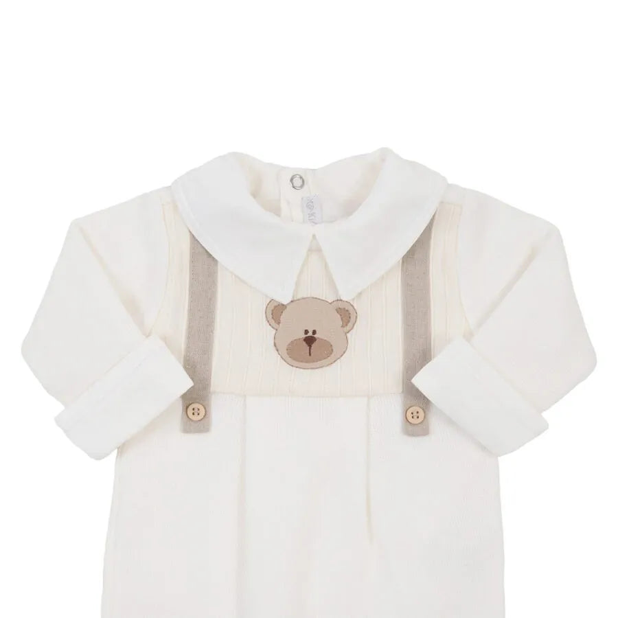 macacão urso branco com suspensórios taupe e bordado de rosto de urso na parte superior central