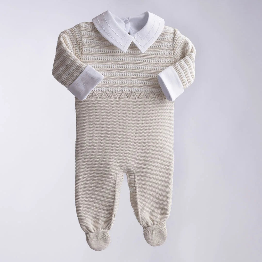 macacão diego areia em tricô com body pontilhado branco de gola dupla, mangas longas e fechamento por botões