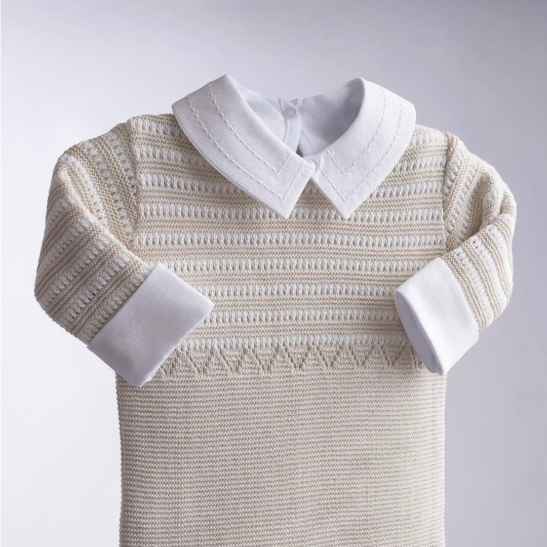macacão diego areia em tricô com body pontilhado branco de gola dupla, mangas longas e fechamento por botões