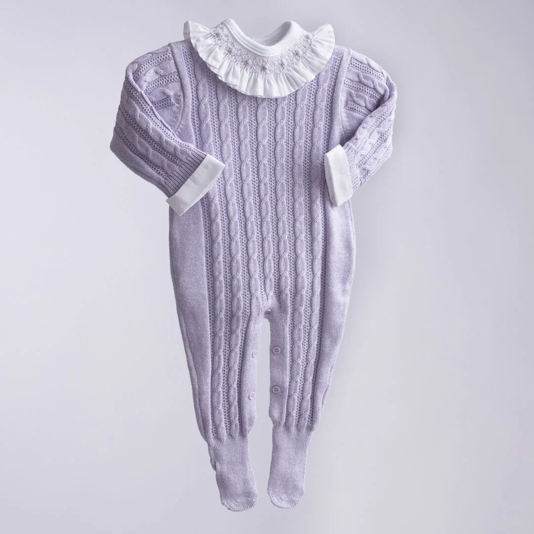 macacão trança lilás em tricô com body casinha de abelha branco, gola bordada e fechamento por botões