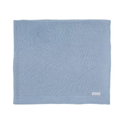 manta básica azul bebê de tricô dobrada, com ponto simples e moldura na borda, ideal para o enxoval do bebê