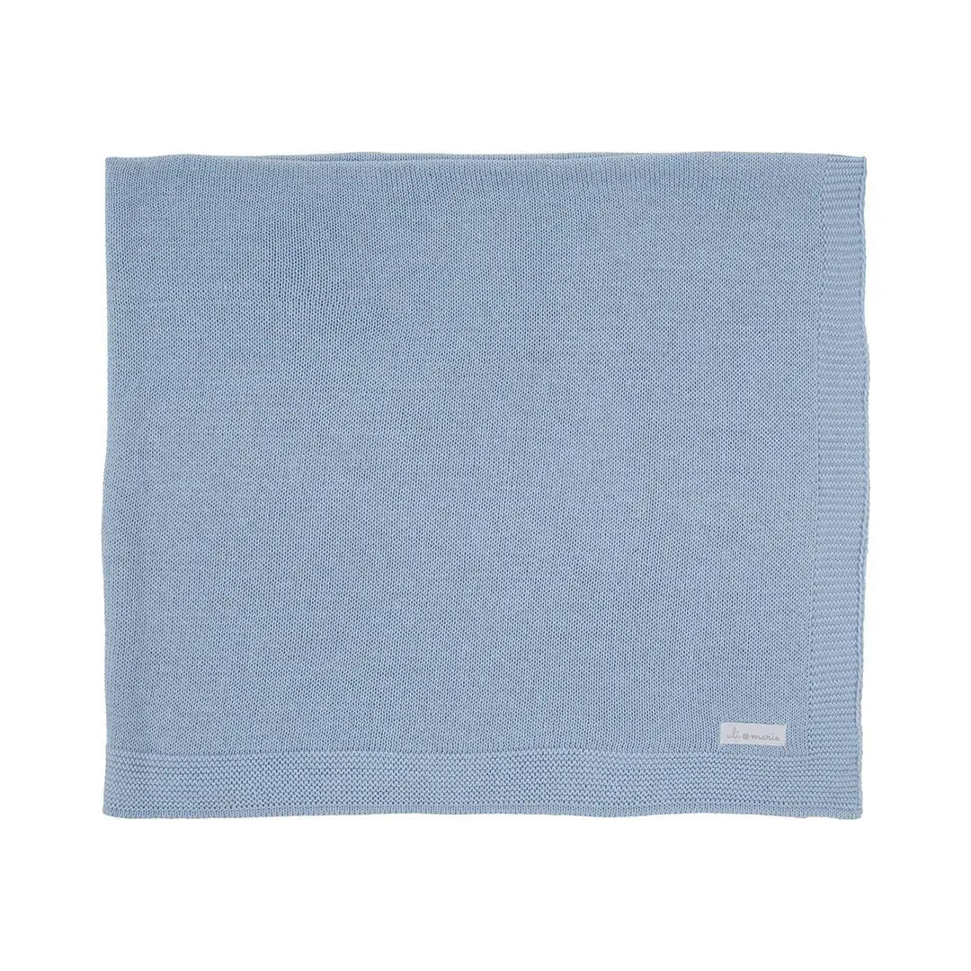 manta básica azul bebê de tricô dobrada, com ponto simples e moldura na borda, ideal para o enxoval do bebê