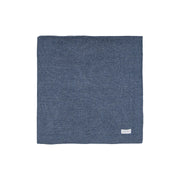 manta básica azul jeans em tricô com textura lisa e acabamento em barra canelada suave