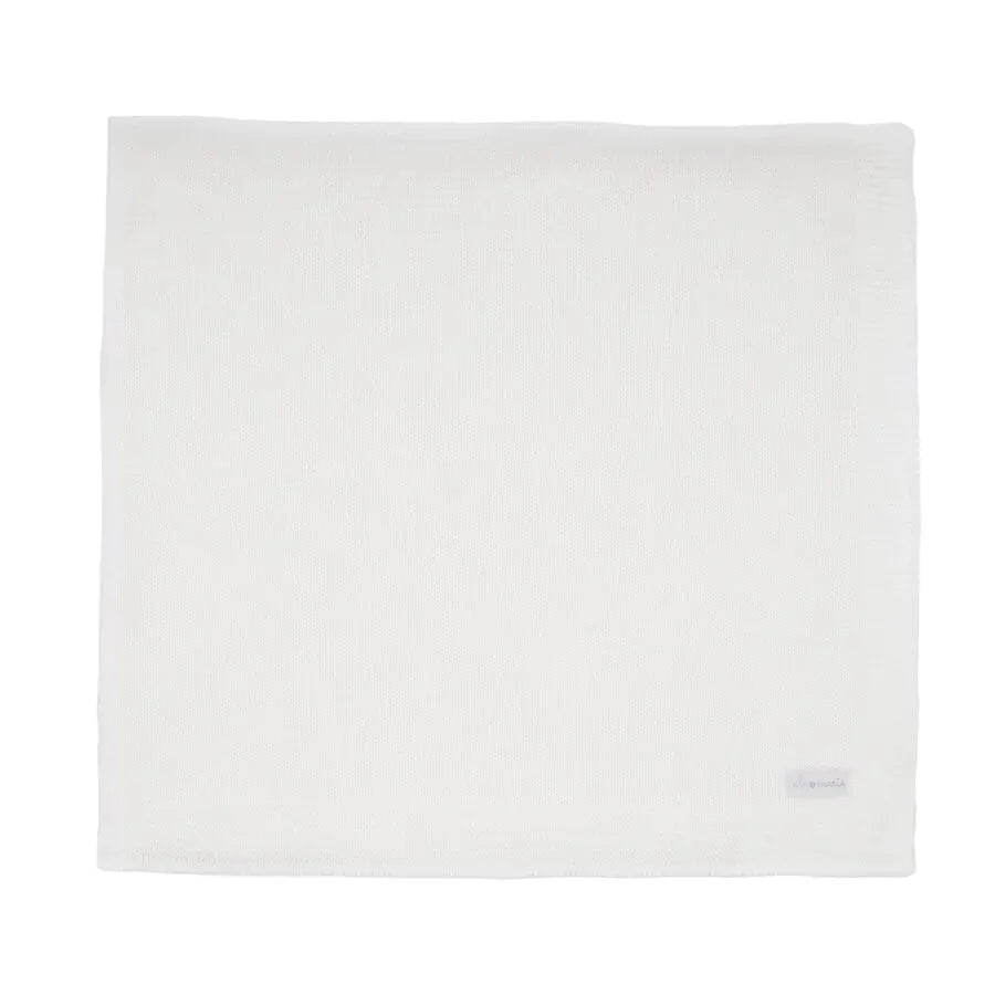 manta básica branca em tricô liso com ponto de malha sutil e acabamento canelado fino nas laterais