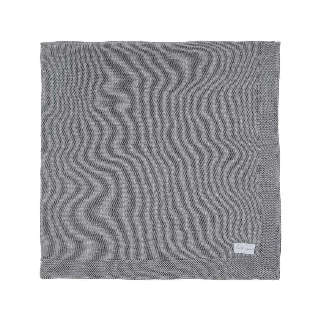 manta básica cinza em tricô, com acabamento em ponto arroz nas bordas, oferecendo conforto e um toque moderno para o enxoval do bebê